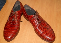 Красные мужские ботинки - это стильно!