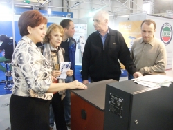 Российская делегация директоров кожевенно-обувных предприятий России изучает новейшее оборудование, представленное на выставке